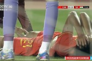 开云棋牌-国少后卫柏骅峻受伤倒地后掩面哭泣，经队医检查后被担架抬出场