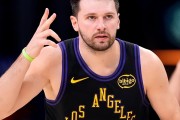 开云棋牌入口-42分5板12助0失误！东契奇一战刷爆多项NBA纪录，三分王有悬念了